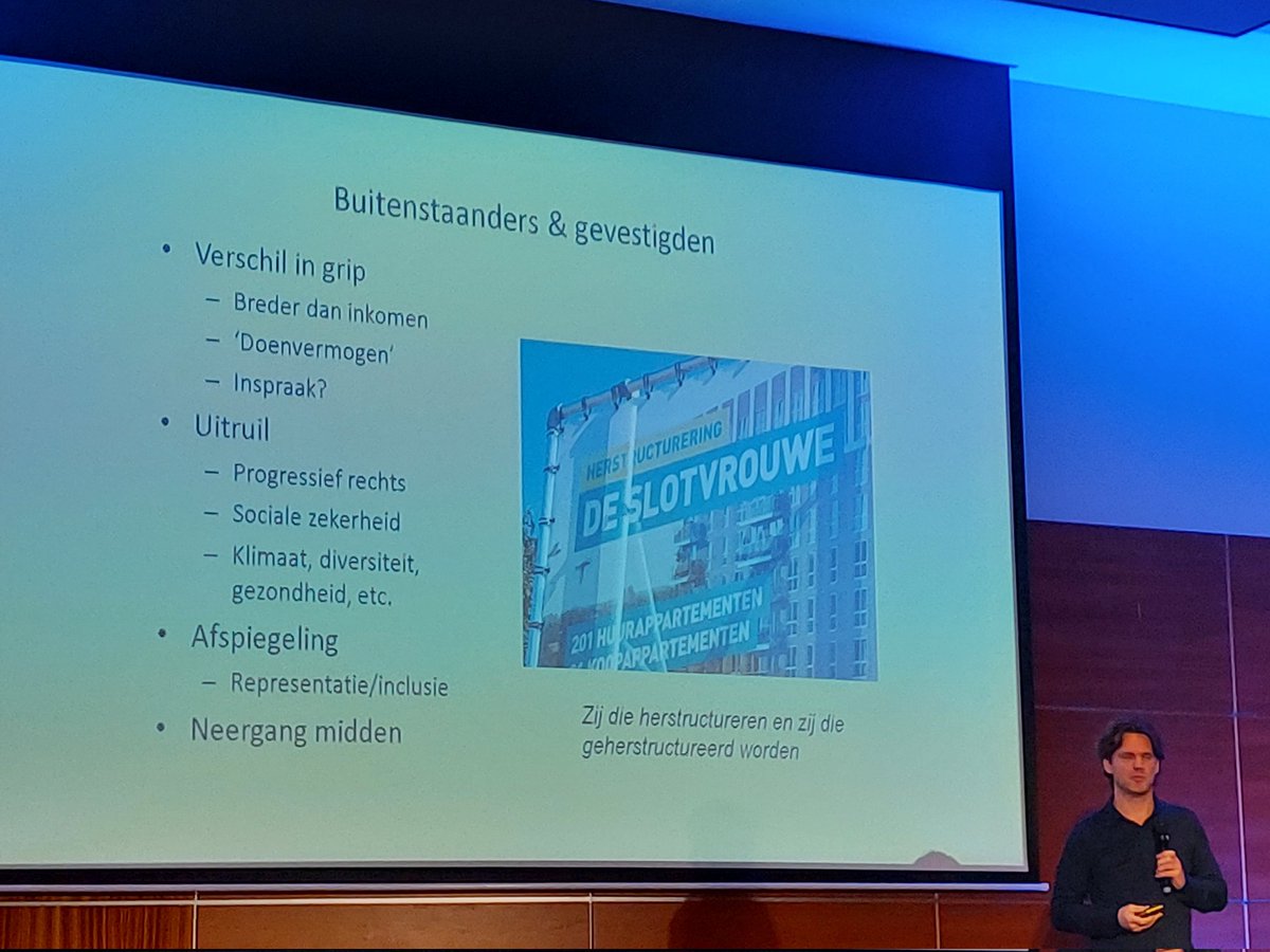 'Zij die herstructureren en zij die geherstructureerd worden'. Mooie quote van #JossedeVoogd over de buitenstaanders en gevestigden. Iets met wel of niet kunnen dealen met de systeem- en leefwereld. Hoe kan echt iedereen meedoen? #omziennaarelkaar #communitybuilding #lpbcongres