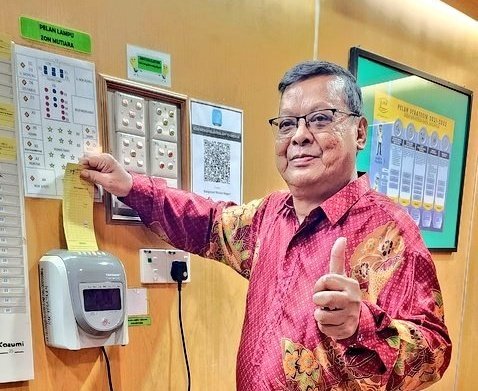 Majlis Meraikan Persaraan Penolong Jurutera <a href="/MAZLANABDULLA18/">MAZLAN ABDULLAH</a> oleh JAPK <a href="/JkrMalwi/">MOHAMAD ALWI MAT ZIN</a>. T.Kasih atas Jasa &amp; Bakti Sebagai Penjawat Awam selama 41 Tahun di <a href="/JKRTerengganu/">JKR Terengganu</a>.Semoga dikurniakan kesihatan yg baik &amp;  menikmati hari2 bersara penuh dgn ketenangan &amp; kebahagiaan. 
#JasamuDikenang