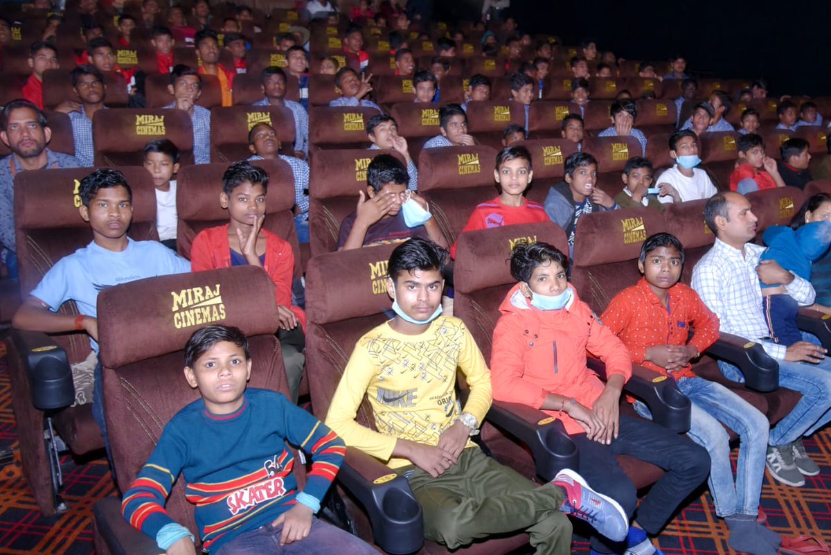 rscpcr's tweet image. बाल सप्ताह के चौथे दिन बाल गृहों के  बच्चों को ‘ राम सेतु’ फ़िल्म दिखायी गयी
इस अवसर पर बाल आयोग अध्यक्ष श्रीमती संगीता बेनीवाल ने बच्चों से संवाद किया 
आयोग के सदस्य नुसरत नकवी Sangeeta Garg , साबो मीना  भी उपस्थित रहीं 
@SangeetaBeniwa3 
@SangeetaGarg_ 
@shiv_naga 
@nusratajm