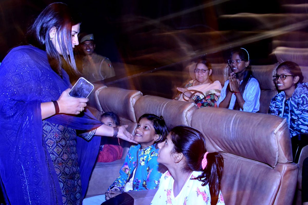 rscpcr's tweet image. बाल सप्ताह के चौथे दिन बाल गृहों के  बच्चों को ‘ राम सेतु’ फ़िल्म दिखायी गयी
इस अवसर पर बाल आयोग अध्यक्ष श्रीमती संगीता बेनीवाल ने बच्चों से संवाद किया 
आयोग के सदस्य नुसरत नकवी Sangeeta Garg , साबो मीना  भी उपस्थित रहीं 
@SangeetaBeniwa3 
@SangeetaGarg_ 
@shiv_naga 
@nusratajm