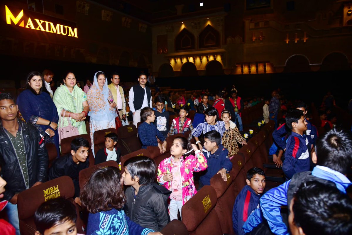 rscpcr's tweet image. बाल सप्ताह के चौथे दिन बाल गृहों के  बच्चों को ‘ राम सेतु’ फ़िल्म दिखायी गयी
इस अवसर पर बाल आयोग अध्यक्ष श्रीमती संगीता बेनीवाल ने बच्चों से संवाद किया 
आयोग के सदस्य नुसरत नकवी Sangeeta Garg , साबो मीना  भी उपस्थित रहीं 
@SangeetaBeniwa3 
@SangeetaGarg_ 
@shiv_naga 
@nusratajm