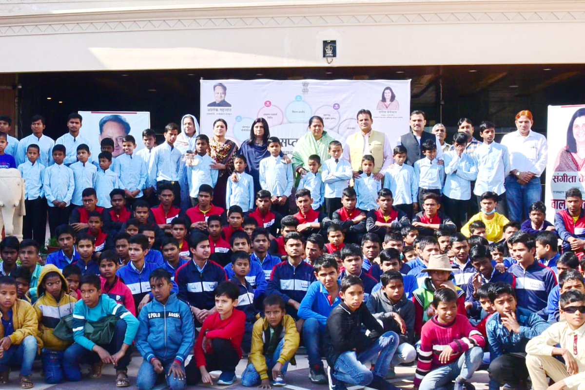 rscpcr's tweet image. बाल सप्ताह के चौथे दिन बाल गृहों के  बच्चों को ‘ राम सेतु’ फ़िल्म दिखायी गयी
इस अवसर पर बाल आयोग अध्यक्ष श्रीमती संगीता बेनीवाल ने बच्चों से संवाद किया 
आयोग के सदस्य नुसरत नकवी Sangeeta Garg , साबो मीना  भी उपस्थित रहीं 
@SangeetaBeniwa3 
@SangeetaGarg_ 
@shiv_naga 
@nusratajm