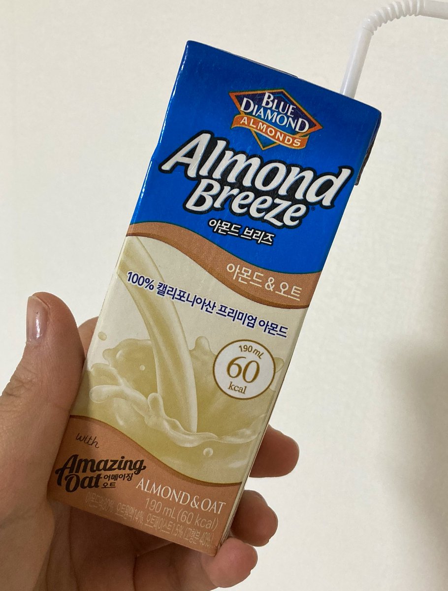 매일 신제품 아몬드브리즈 아몬드&amp;오트
아몬드브리즈의 깔끔함+오트의 고소함이라는 장점만 모아서 만든 것 같은 맛. 오트의 종이맛(?)이나 헤비한 두유맛이 부담스러웠던 사람도 좋아할 듯
