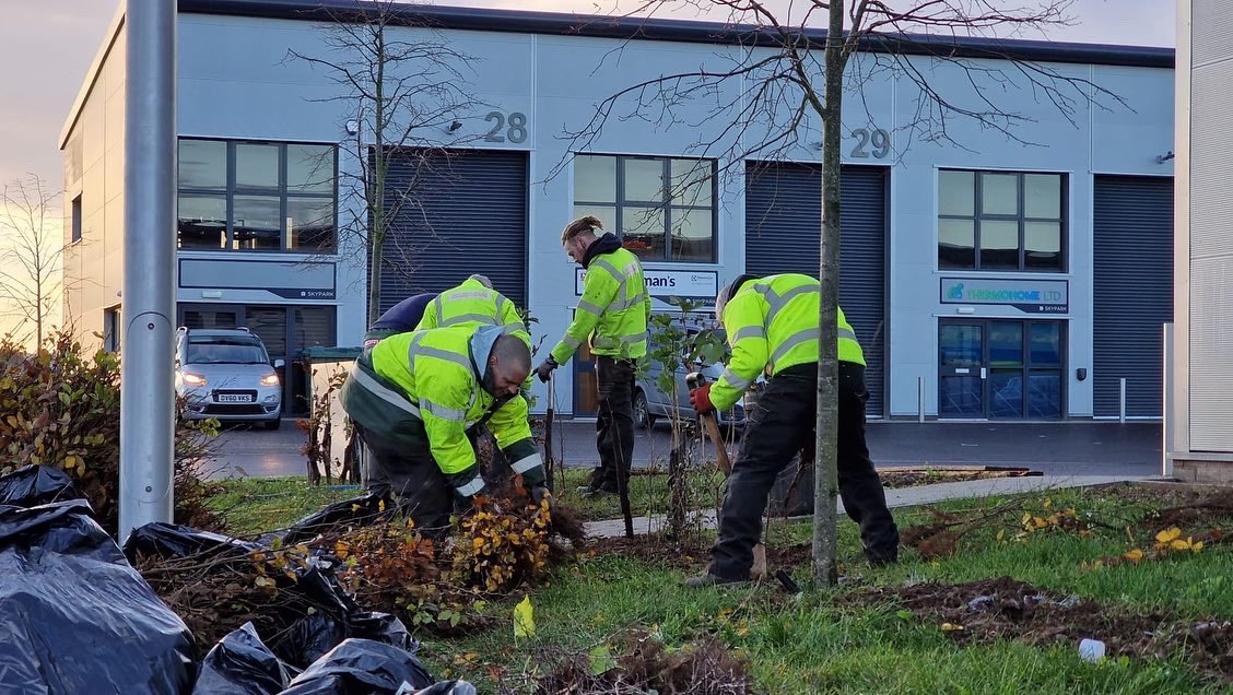 CountyGrounds's tweet image. Early start with mixed hedge planting at new Burringtons Business Pk at Exeter Sky Park @BurringtonEstat @SkyParkExeter