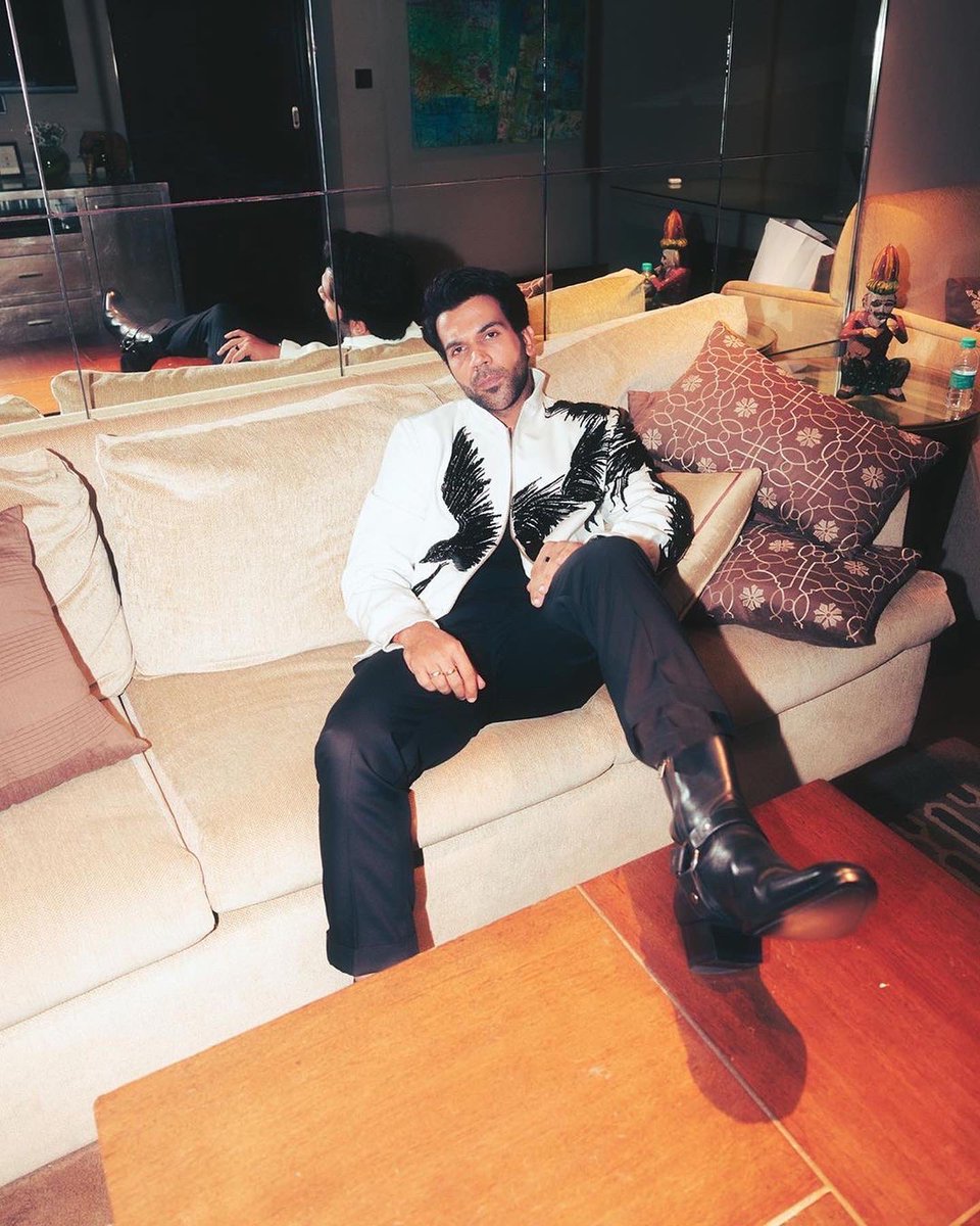 GG_Studio's tweet image. Actor @RajkummarRao in #GauravGuptaMan for an interview with @anupamachopra @FilmCompanion 

The Ivory Flight Jacket 

Styled by  Rahul Vijay 
————————————————————————
#GGMan #GauravGupta