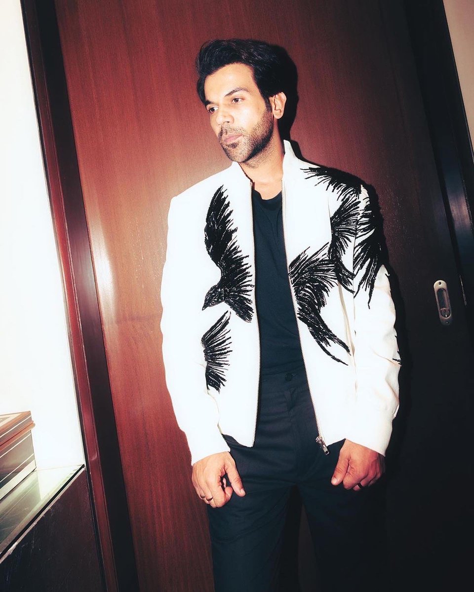 GG_Studio's tweet image. Actor @RajkummarRao in #GauravGuptaMan for an interview with @anupamachopra @FilmCompanion 

The Ivory Flight Jacket 

Styled by  Rahul Vijay 
————————————————————————
#GGMan #GauravGupta