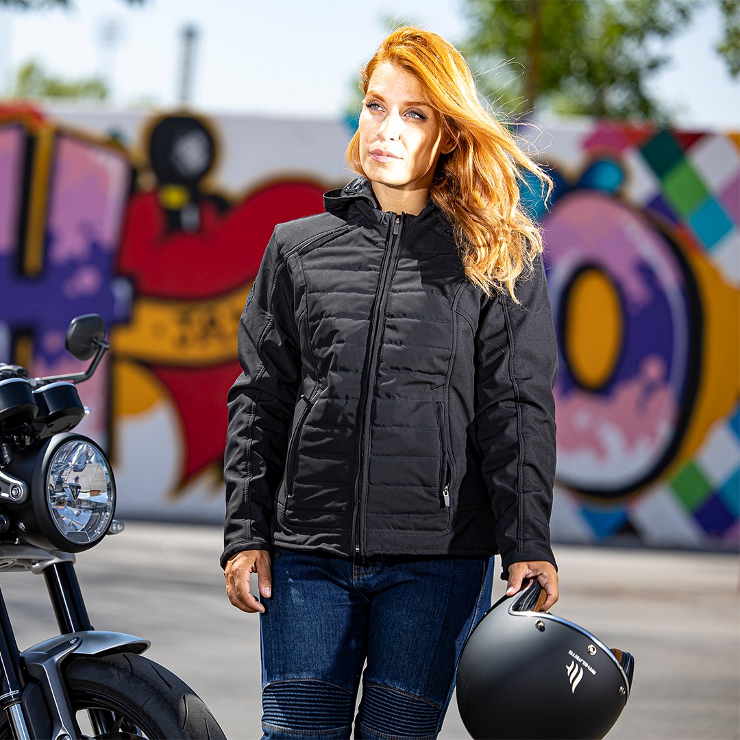 Seventy_Degrees's tweet photo. La #SDJC75 es una chaqueta urbana para mujer diseñada con el fin de protegerte del invierno. 

Su tejido es repelente al agua y confeccionado en Softshell de 320g, por lo que aislará tu cuerpo del frío conservando una ligereza máxima. https://t.co/F9p1LpnFl0