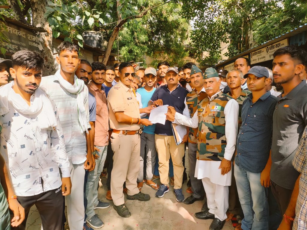 Naresh_Nehraa's tweet photo. #देश_का_युवा_अपना_हक_मांग_रहा_है
यदि जज साहब ने अंतरात्मा की आवाज सुन कर फैसला दिया तो एक ही बात निकलेगी अंत में.. यूवाओ के साथ अन्याय हुआ है ..
देश का युवा मांगे न्याय!🇮🇳✌
@barandbench @LiveLawIndia
@ombirlakota @Ravindra_Fouji
@hanumanbeniwal @RakeshTikaitBKU
@jayantrld @ANI https://t.co/9HnRYSGRgf