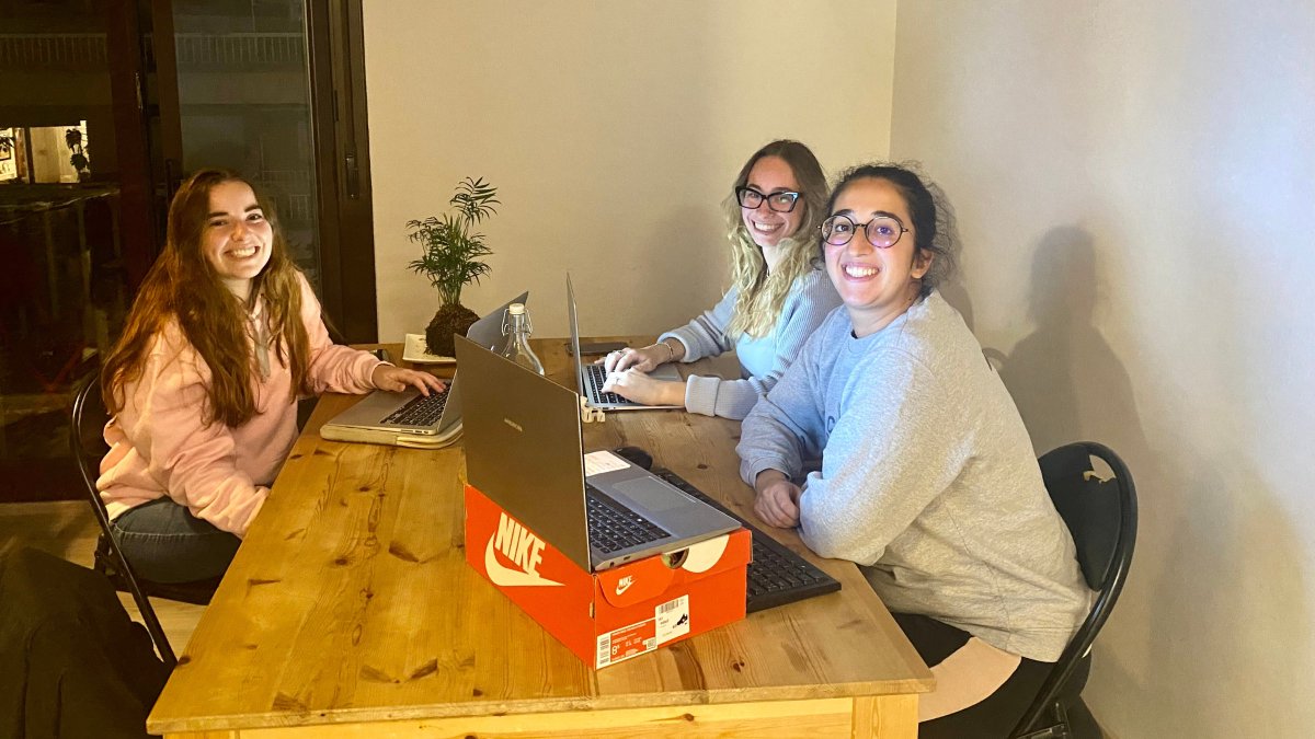 ESN_BCN's tweet photo. La junta federal de @ESN_BCN ens hem reunit per tercera vegada durant aquest curs per a parlar sobre el funcionament de la nostra federació i del benestar de les seccions i voluntàries que la conformen. Ens omple d'il·lusió i orgull formar part d'@ESN_BCN amb totes vosaltres 💜 https://t.co/lCtGRYDWin
