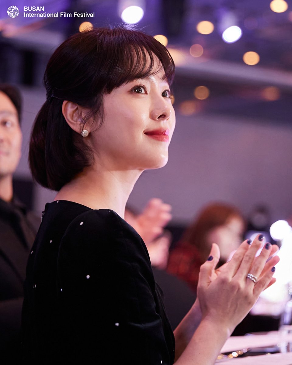 busanfilmfest's tweet photo. #BIFF_하드털이
마지막 하드털이의 주인공은!

올해 액터스 하우스를 통해 관객들과 심도 깊은 이야기를 나눴던 배우 한지민, 배우 하정우와 영화제에서 큰 관심과 사랑을 받은 <몸값> 배우 진선규, 배�� 전종서, <브로커> 배우 이주영입니다.

그럼 앞으로도 부산국제영화제 많은 사랑 부탁드립니다❤ https://t.co/TU0xVmZ2vB