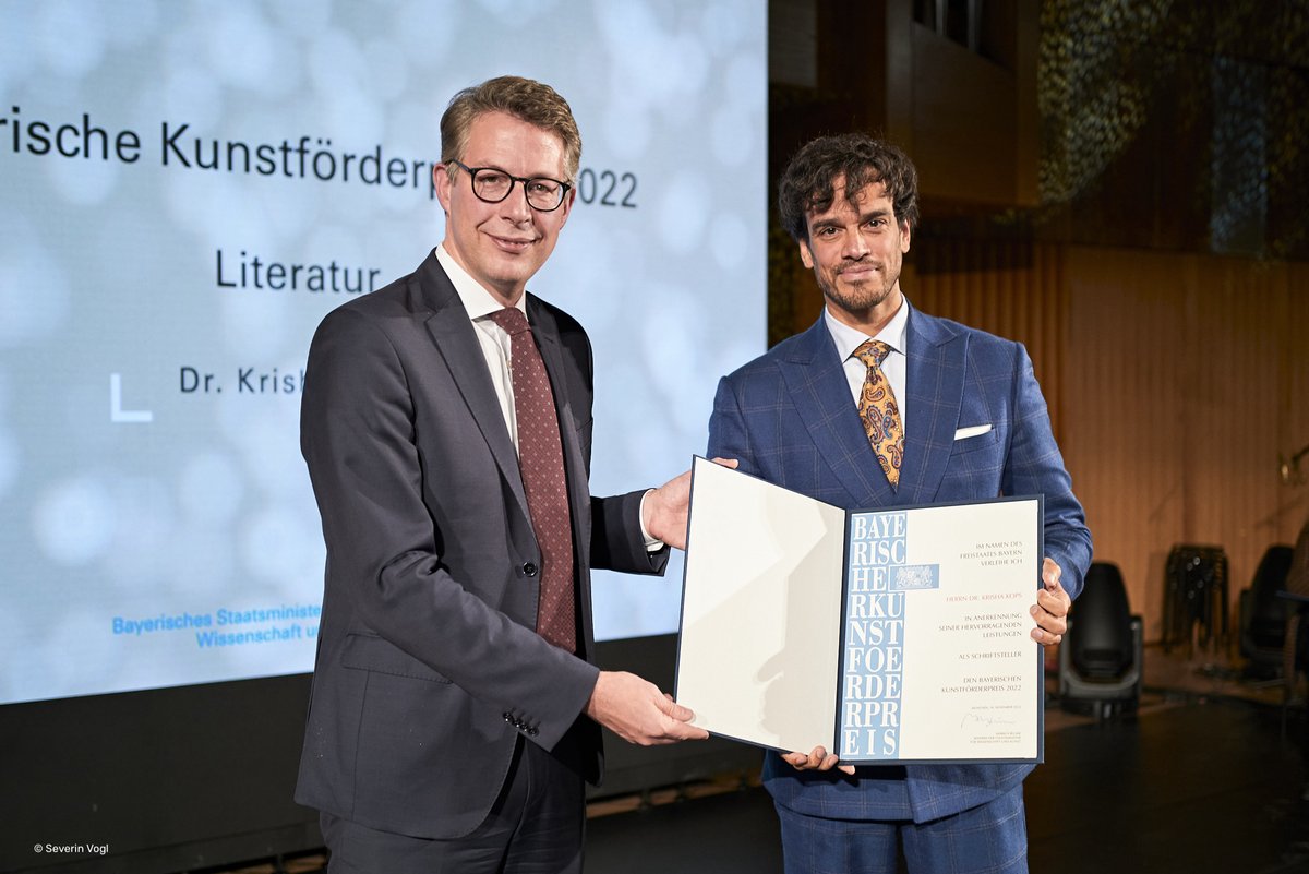 krishakops's tweet photo. Das ewige Rauschen bekam einen Preis am Montag. 😃
Foto @ Severin Vogl
#literatur #roman #interkulturell #indien #preis #rauschen https://t.co/8yToLVZSgs