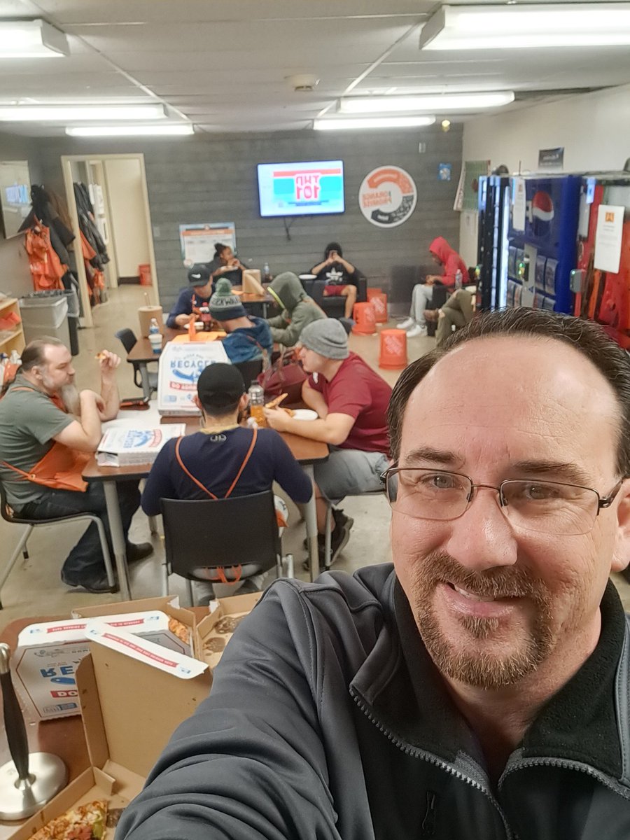 thdbailey1977's tweet photo. Freight Team enjoying some pizza. A little reward for 4 trucks in 3 nights. https://t.co/sCWMIoAXse