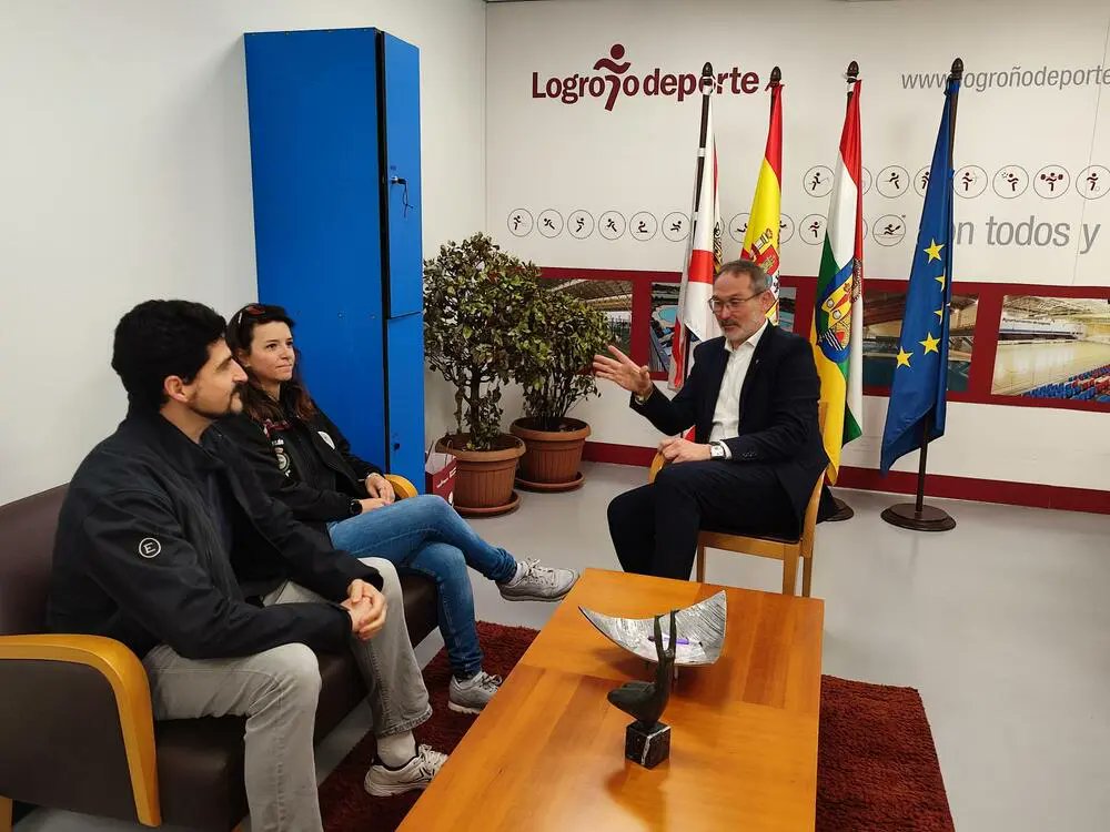 🧿La carabinera de Aire Comprimido número uno 1⃣ del ranking nacional, Paula Grande (<a href="/gipyonda/">Paula Grande</a>), ha sido recibida por el concejal de Deportes de #Logroño, Rubén Antoñanzas, a quien ha informado de sus próximas competiciones.

#tiro #shooting #carabina #LaRioja