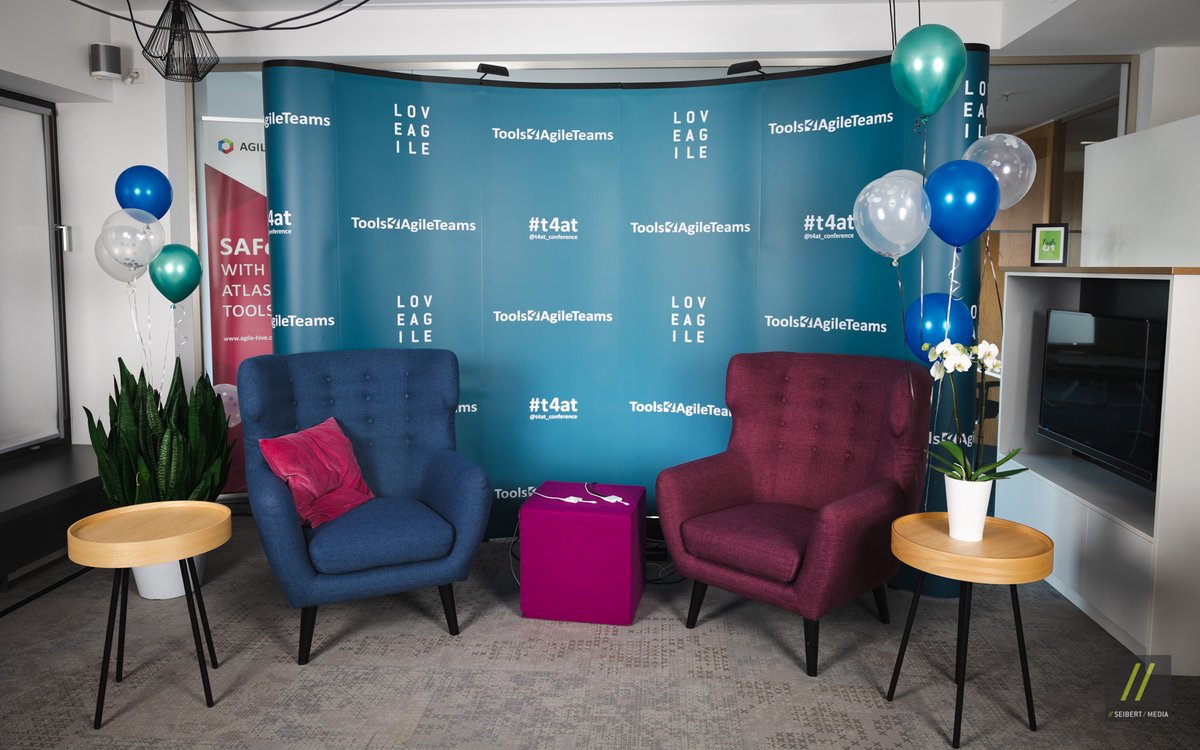 Auf diesem Bild siehst du, wie unsere “Mainstage” aussah, als die #T4AT komplett remote abgehalten werden musste. Doch in diesem Jahr wird die Bühne ganz anders aussehen, da die #T4AT 2022 Hybrid bei uns im Headquarter stattfindet. 🤩
#agile #seibertmedia #hybridevent #vorfreude
