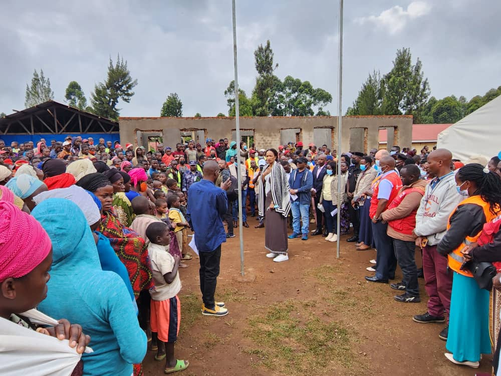 IvanMwaka1's tweet photo. @EstherAnyakun flags off DRC Refugees from Nyakabande Transit Center to Nakivale Refugee Settlement Center. As of Nov 7,2022, @GovUganda and @UNHCRuganda have relocated 24,751 Refugees to Nakivale Settlement and other settlements. https://t.co/Qx98qM6Fdt