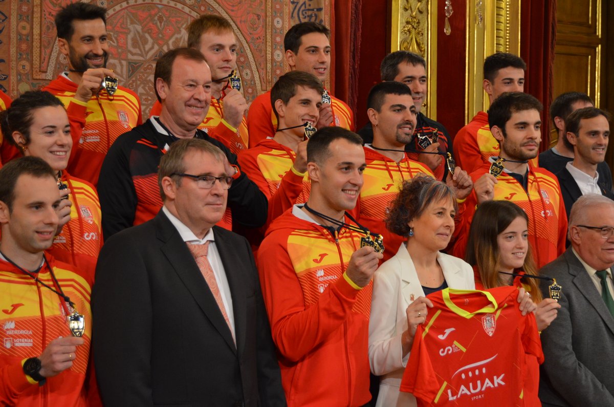 FNPelotaVasca's tweet photo. 👑 𝗔𝗦𝗖𝗘𝗡𝗦𝗢 𝗔𝗟 𝗧𝗥𝗢𝗡𝗢

La consejera de Cultura y Deporte del Gobierno de Navarra, Rebeca Esnaola, felicitó por sus éxitos a la delegación navarra participante en el Mundial de Biarritz

@deporte_na @fepelota @FIPVOficial  
#pelotavasca #euskalpilota https://t.co/rssEMRZot1