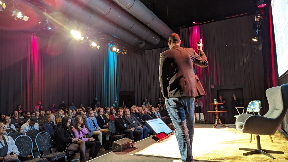 boydroid's tweet photo. Der Digitale Leute Summit in Köln gestern war der Blast! Mittlerweile eine #Product-Institution in Deutschland, die man sich nicht entgehen lassen sollte :-) Danke an das Team @victoria_cgn @svosskoetter @AnnikaTheisen @MB4umi uvm. #DLSummit @DigitaleLeute https://t.co/CsvR4BIz7n