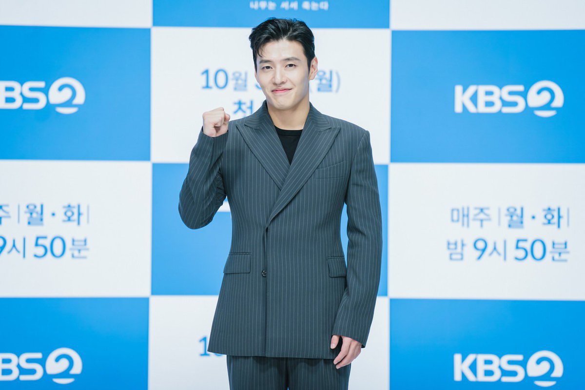 님 어깨가....... 얼굴이........ 장난아니네요.