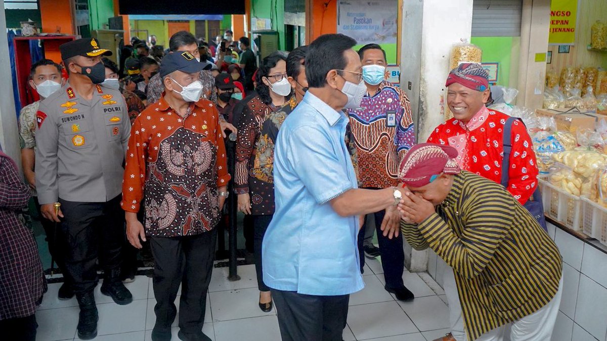 kapoldaDIY's tweet photo. Saya menghadiri Kegiatan Dialog Gubernur DIY dengan Distributor dan Pedagang Pasar Yogyakarta di Pasar Beringharjo.

#PolriPresisi
#TransformasiPolriPresisi https://t.co/5ep8mkDQHz