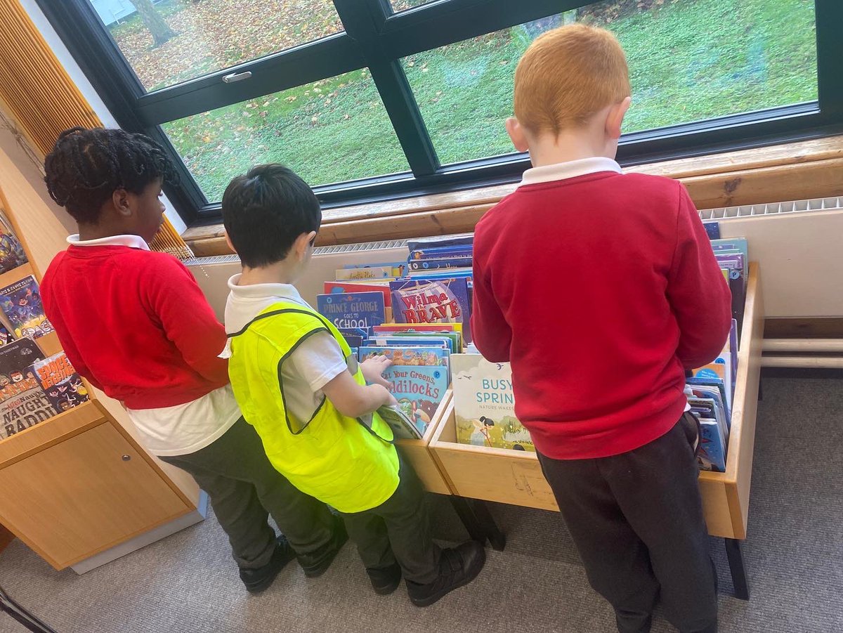 NET_Abbotsweld's tweet image. Library visit📚 || Year 1 went to the local Library! They enjoyed listening to a story and were able to take out their own books and were given their own library cards.   #shapingfutures #netacademies