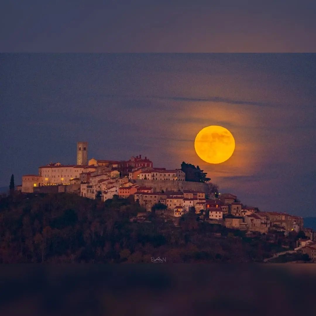 jfvdvelden's tweet photo. Croatia_hr: Instagram photos of the week!
We love M🌕t🌕vun to the moon and back! Have you visited this magical hilltop village?
📷: bn_photo000 / Branko Nađ
Follow us on https://t.co/T6EeblSROY and share your #FALLingForCroatia photos! https://t.co/jaxi8EDoWf