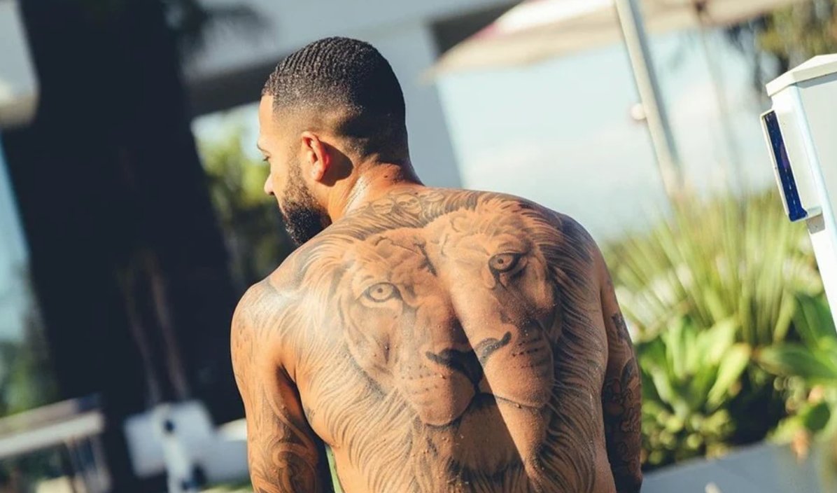 SL_FanPark's tweet photo. Royal AM's eccentric player/chairman shared a snap of his latest ink, which slightly resembles Memphis Depay's Lion tattoo. 👀

Check it out! ➡️ https://t.co/AsJWNzdVCS

#FanPark https://t.co/l8Y8wx8N8c