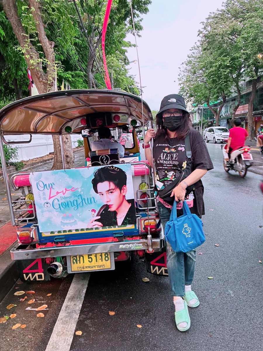 lee_ruki's tweet photo. 🥰🥰🥰🥰🥰🥰 ดวงสมพงกันมากระหว่างทางกลับเจอที่รักๆๆ🤣🤣🤣🤣 
#OurLoveBelongsToGongJun
#HappyGongJunDay1129 #龚俊simon #Gongjun1129HBD
#泰國俊味仙 https://t.co/8MrbB6yrJ9