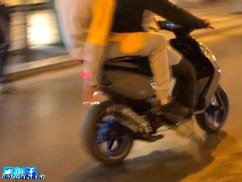 PoliciaGr's tweet photo. #ColaboraciónCiudadana 
Para localizar este ciclomotor Yamaha fugado de un accidente de tráfico ocurrido el sábado 5/11/22 en c/ Recogidas.
El pasajero, en la fuga, tapó con la mano la matrícula.
Si tienes información contacta por DM o al correo ✉️atestados@granada.org
#Retuit https://t.co/Hkjb5aFnFX