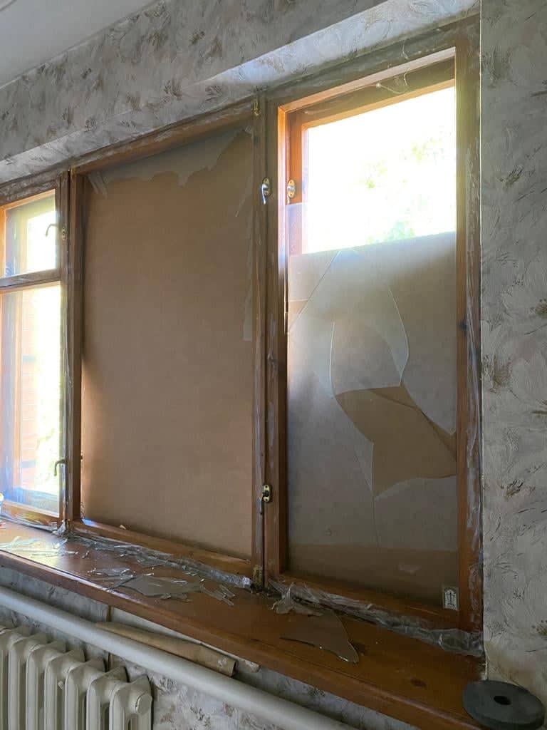 guillaume_ptak's tweet photo. Twitter, I need your help again: my friend Elena and her 5 yo son have returned to Slovyansk, in Donbas, and found their house damaged by Russian shelling. Elena has lost her job &amp; is unable to pay for the repairs. If you can help, here is her Paypal: rudobelets.v.m@gmail.com https://t.co/tTRhqPGmUY