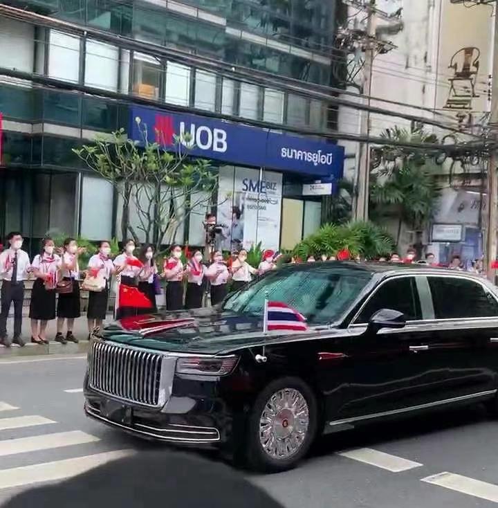 allen99420382's tweet photo. 非常荣幸能在泰国随我们商会参加迎接我们中国最高领导代表团访泰，看到习大大隔着车窗向我们挥手致意的时候，真的非常激动👍👍👍 https://t.co/Qy0uU2iDYr