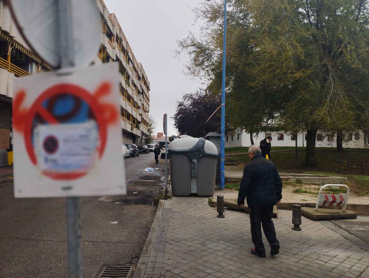 Las mentes pensantes de la operación Asfalto. Cubos ocupando toda la acera. No se puede ni aparcar ni andar. Que bien hacéis las cosas <a href="/AytoLeganes/">Ayuntamiento de Leganés</a> .