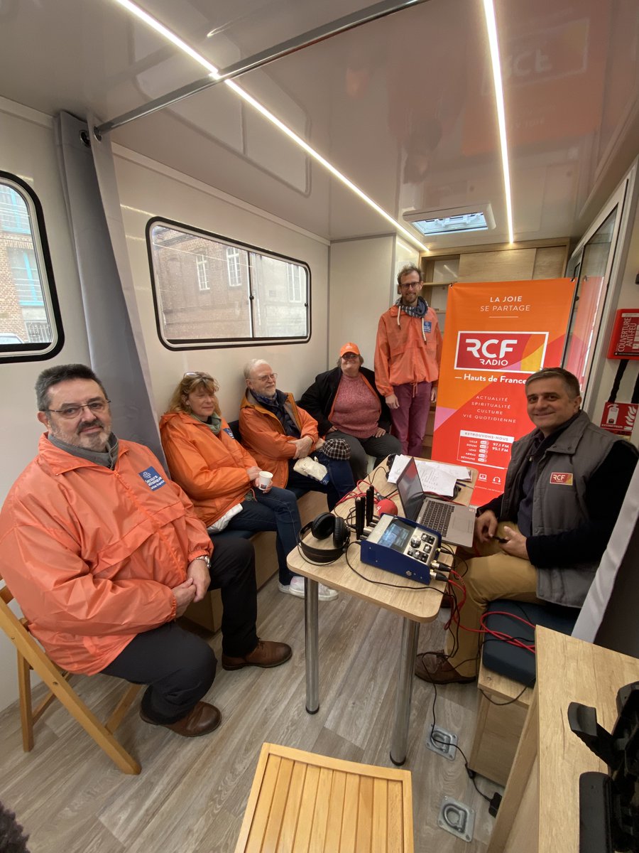 RCF_NORD's tweet photo. [EMISSION SPECIALE 11H30-12h30] 🎧
A l'occasion de la publication de son rapport annuel sur l'état de la #pauvreté en France, le @caritasfrance des #hautsdefrance est aujourd'hui à Lille avec leurs nouveaux #fraternibus. https://t.co/VsOtQEKd0x