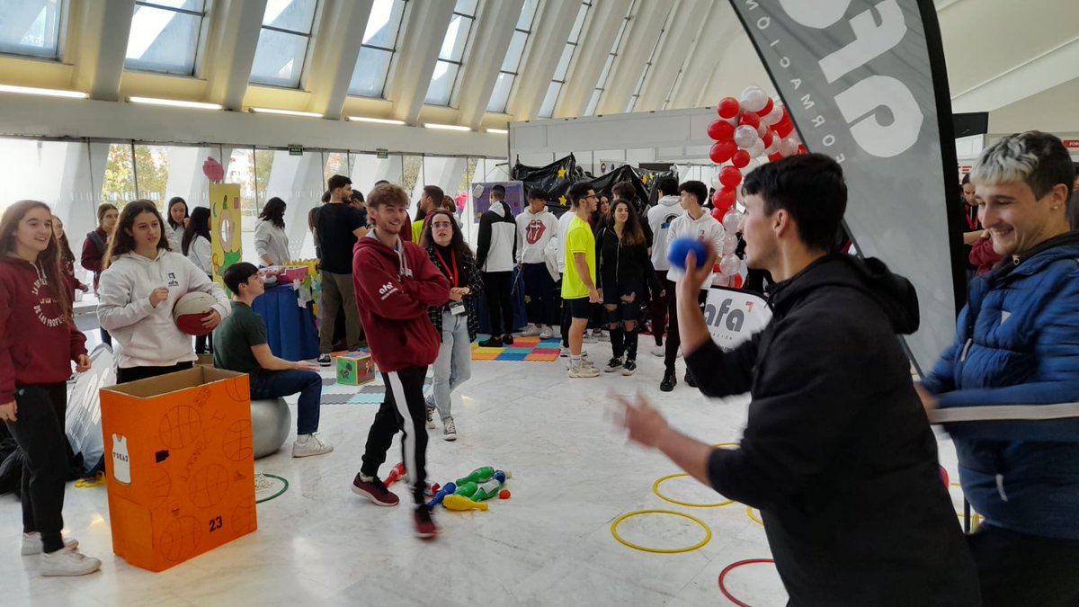Los distintos centros formativos realizan demostraciones prácticas en la Feria de #FPdual. 
Aquí os dejamos algunos ejemplos de lo que están mostrando ahora mismo en la #FeriaFPDual en Oviedo.
