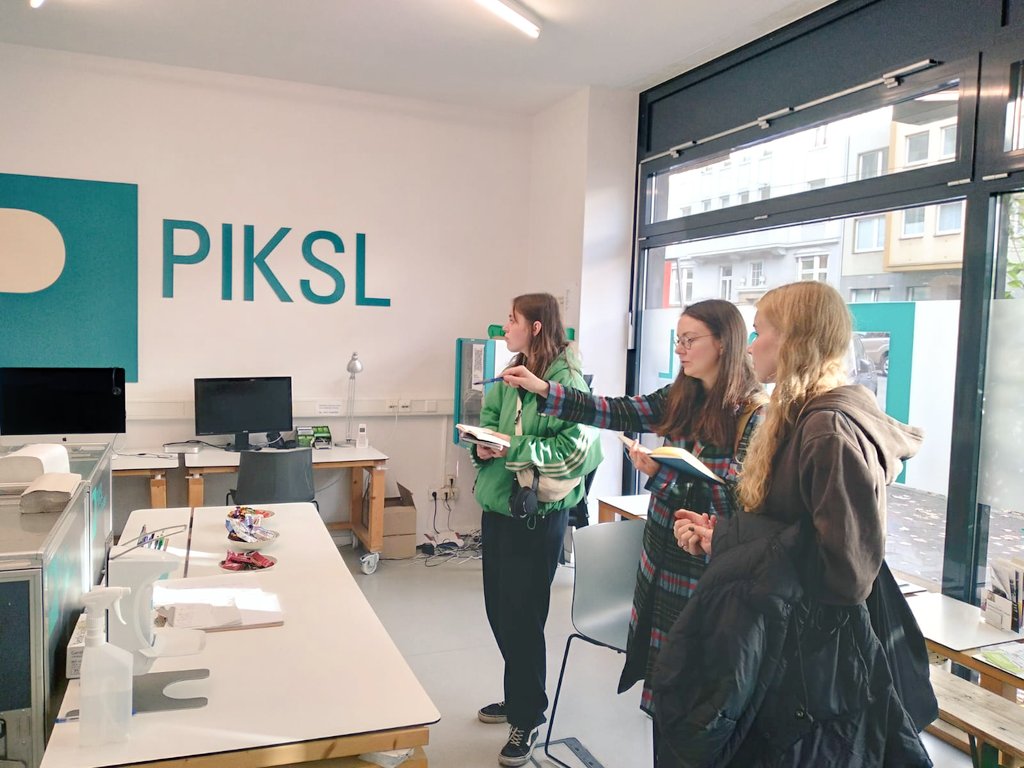 Gestern waren Studierende der @hsduesseldorf aus den Studiengängen: Retail Design und Kommunikationsdesign im #PIKSL Labor in #Duesseldorf. Mit dem gemeinsamen "Plantlove" Projekt, soll ein partizipatives Designkonzept durch #Inklusion entstehen. Dienstag ist die Vorstellung. 🌻