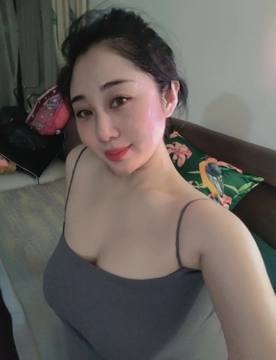 LeahVictor8's tweet photo. 打开微信看了看，好像没有能约的，所以就上推来看看，有没有能约的，可以私信聊聊 https://t.co/kpwiqKr42b