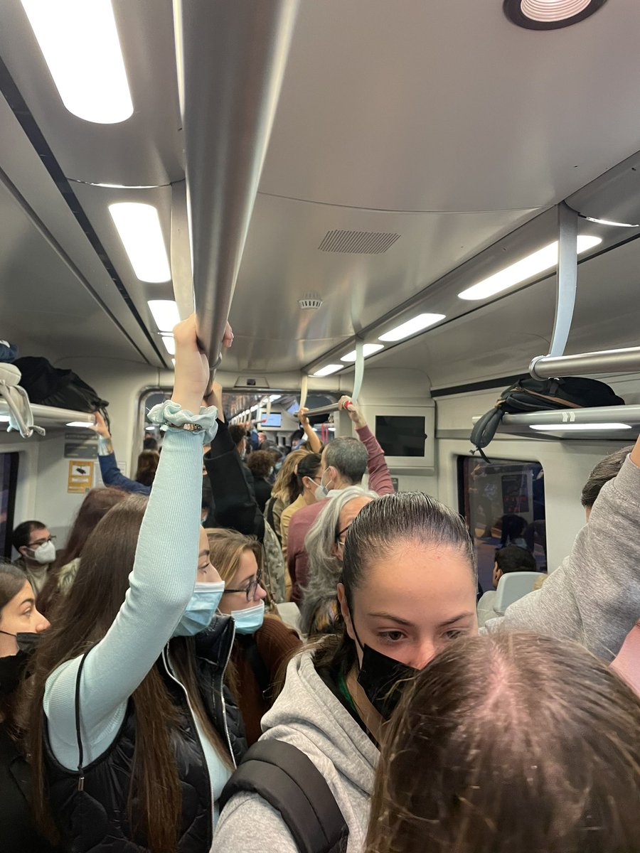 CrisSardon's tweet photo. @CercaniasVLC ¿Por qué no decís qué tipo de indisposición? ¿No será otro desmayo? Ayer cayó redonda al suelo una chica en pleno vagón del calor que hacía y de la cantidad de gente que había. ¡Es inhumano! En fin, seguid poniendo un solo tren a hora punta y pidiendo distancia y mascarilla JAJA https://t.co/pMmqWC4FIk