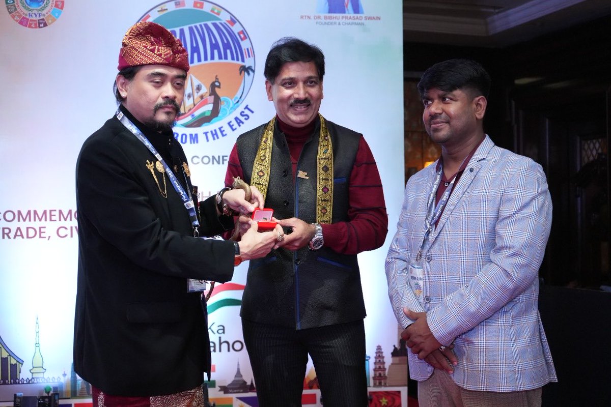 TripathiManeesh's tweet photo. Humbled to receive an award from Hon Senator Arya Wedakarna , King of Bali lineage for Leadership in Social Service and becoming a Patron at (KYF)Kalinga Youth Foundation. Kudos to Bibhu Ji ( Founder of KYF) who is doing tremendous work to keep the Bali Jatra tradition alive. https://t.co/a74PfHI2Xh