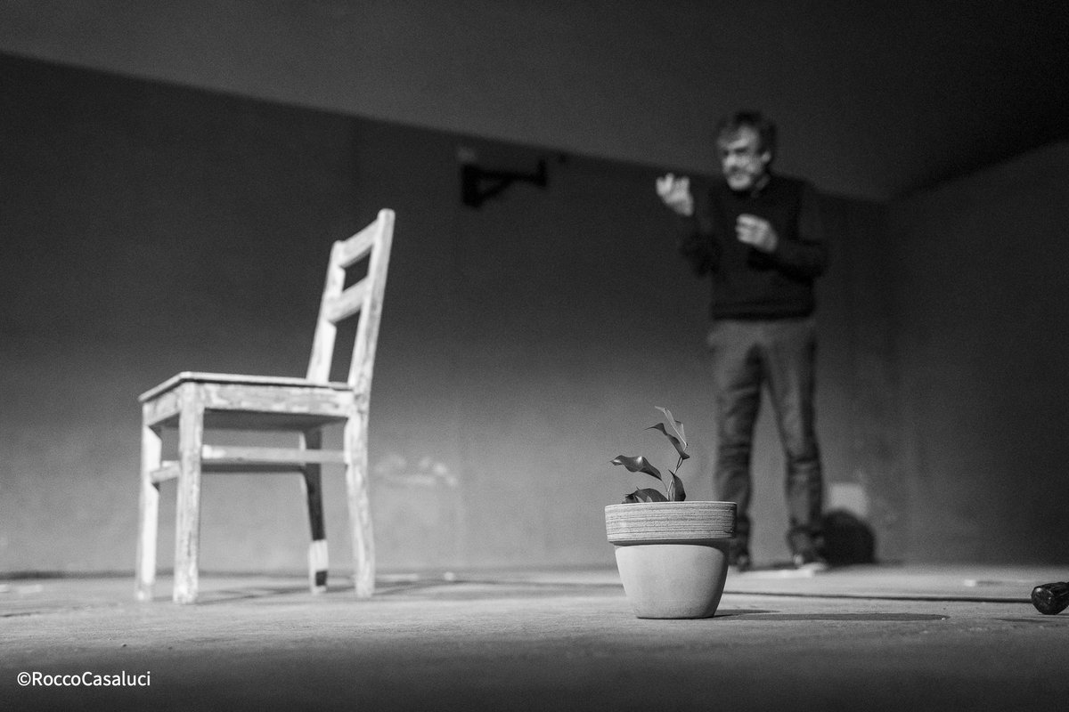 #Prossimità è anche contrasto alle #solitudini, rendere una voce la voce di tutti. E lo spettacolo “La mano del gorilla” dell'Associazione Petrolio di San Cesareo - Nodo di Prossimità di Èbbene - rispecchia perfettamente questo pensiero ➡️bit.ly/prossimitateat…