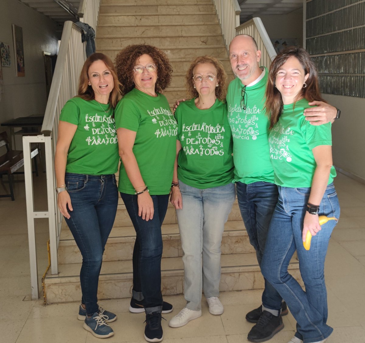 Ahora más que nunca, la educación pública se defiende‼️‼️
🟢 Por el incremento de la inversión educativa en la Región de Murcia.
#EscuelaPública, 
🟢 Por las bajadas de ratios y lectivas.
🟢 El <a href="/CeipZapata/">CEIP ÁNGEL ZAPATA</a> se tiñe de verde este #17Nov ‼️‼️‼️