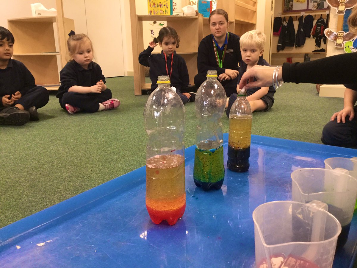MonktonKG's tweet photo. #MonktonKindergarten have shown great interest in being little scientists lately.👩‍🔬👨‍🔬 Yesterday we experimented by creating lava lamps and discussed what happened in the process. Little Owls used great language to describe what was happening. 🧪 #MonktonScience https://t.co/TneT88UWBv