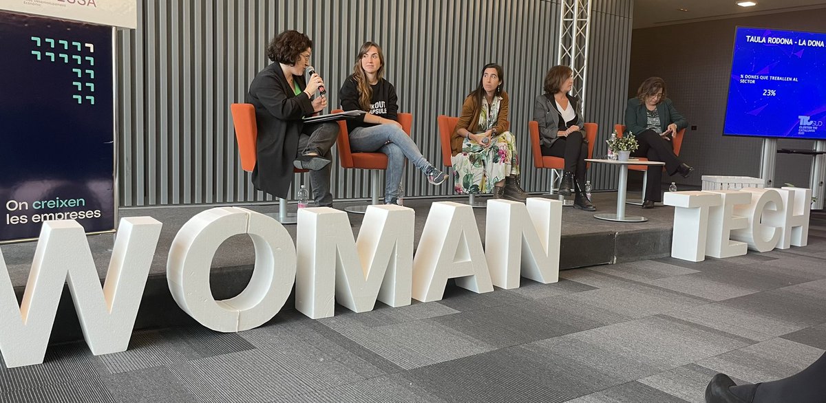 #Valentia aquesta és la paraula que impregna la Taula rodona de la jornada #WomanTech del <a href="/TICSud/">Clúster TIC Catalunya Sud</a> amb la Ramona d’<a href="/etecnic/">Etecnic</a>, la <a href="/MesasBea/">BeaMesas</a>,la Maria d’<a href="/EagoraApp/">eAgora</a> la Ma Luisa de <a href="/GrupoCastilla/">Grupo Castilla</a> Totes destaquen la importància d’afrontar nous reptes sense por a equivocar-se i a canviar
