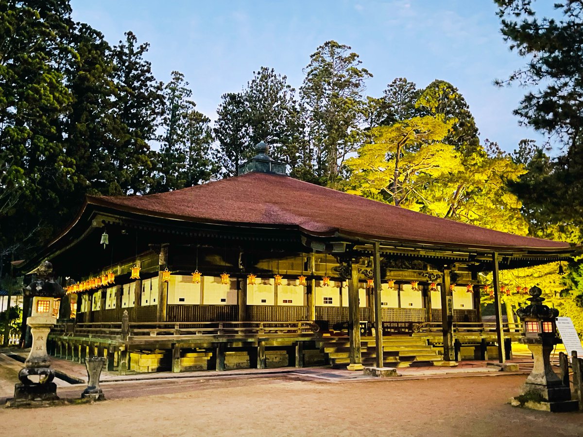 Koya_Kongobuji's tweet photo. 来年に控える宗祖弘法大師ご誕生1250年に伴う御影堂の檜皮屋根葺き替えが終わり足場が外されました。
美しくなった御影堂をご覧ください。
作業は終えましたが、引き続き皆さま様のご厚志を賜りたくお願い申し上げます。
https://t.co/z3WsjJ9zY0 https://t.co/lCotFAFmO2
