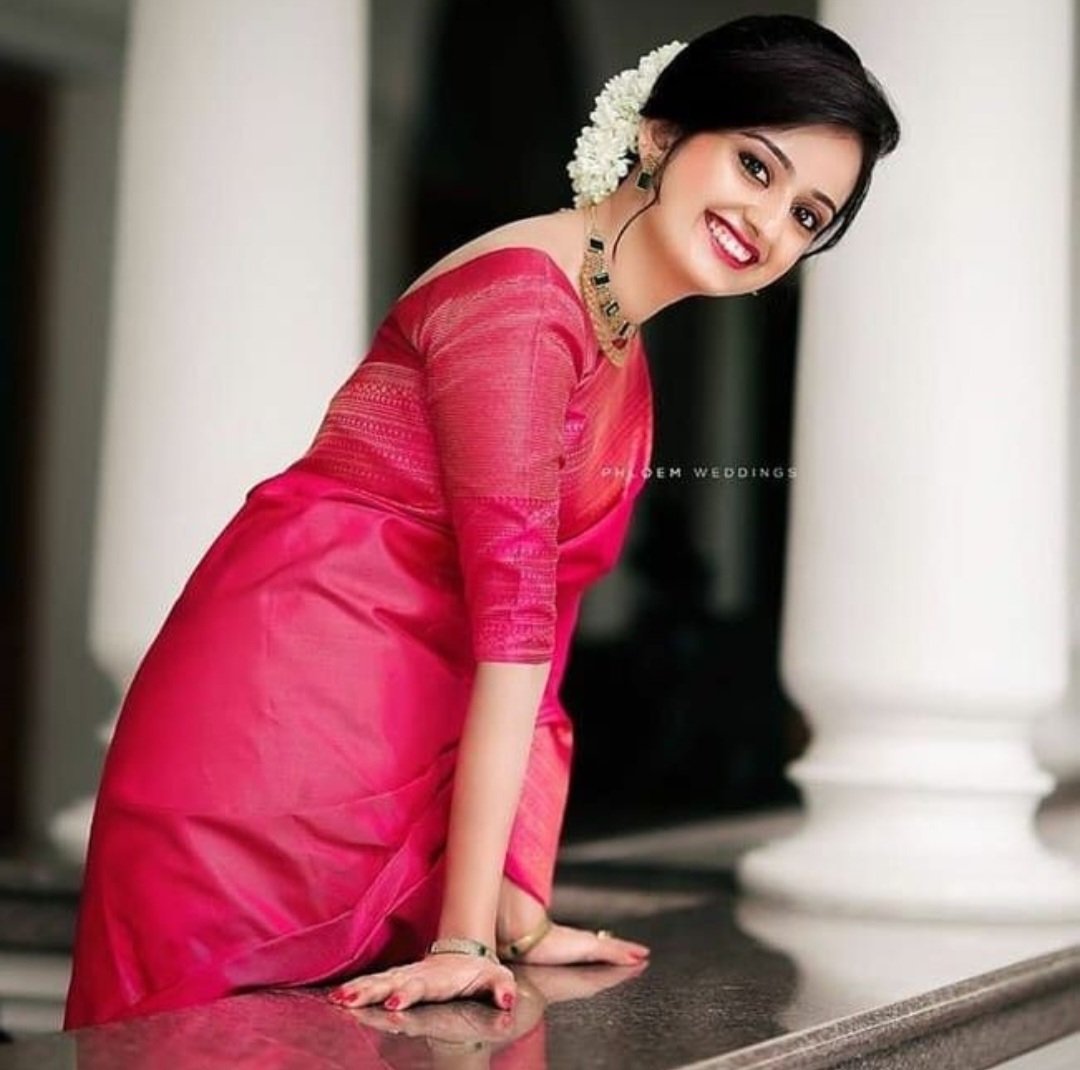 मूरत कोई मन मन्दिर में
पूजा में शामिल हुई ।
इश्क़ की वो पहली बारिश
मुझको अब हासिल हुई ।
मेरे लफ्ज़ों की चुप्पी को
उसने कह कर तोड़ दिया ।
उसकी धड़कन इस दिल में
हर हद तक शामिल हुई ।

पूर्ण   सच्चा पावन
दोनों ने ऐसा प्रेम किया ।
राधा मोहन जैसा पवित्र
दोनों ने ऐसा प्रेम जिया ।
...✍️