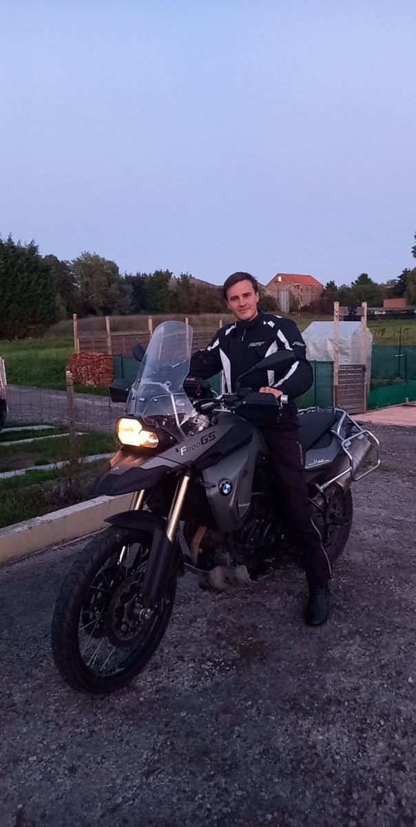 Rey_mael's tweet photo. Joyeux anniversaire mon copain le super BG @Ind_Nicolas 🤪🥳🎊🎉 https://t.co/pwVwdAymiG