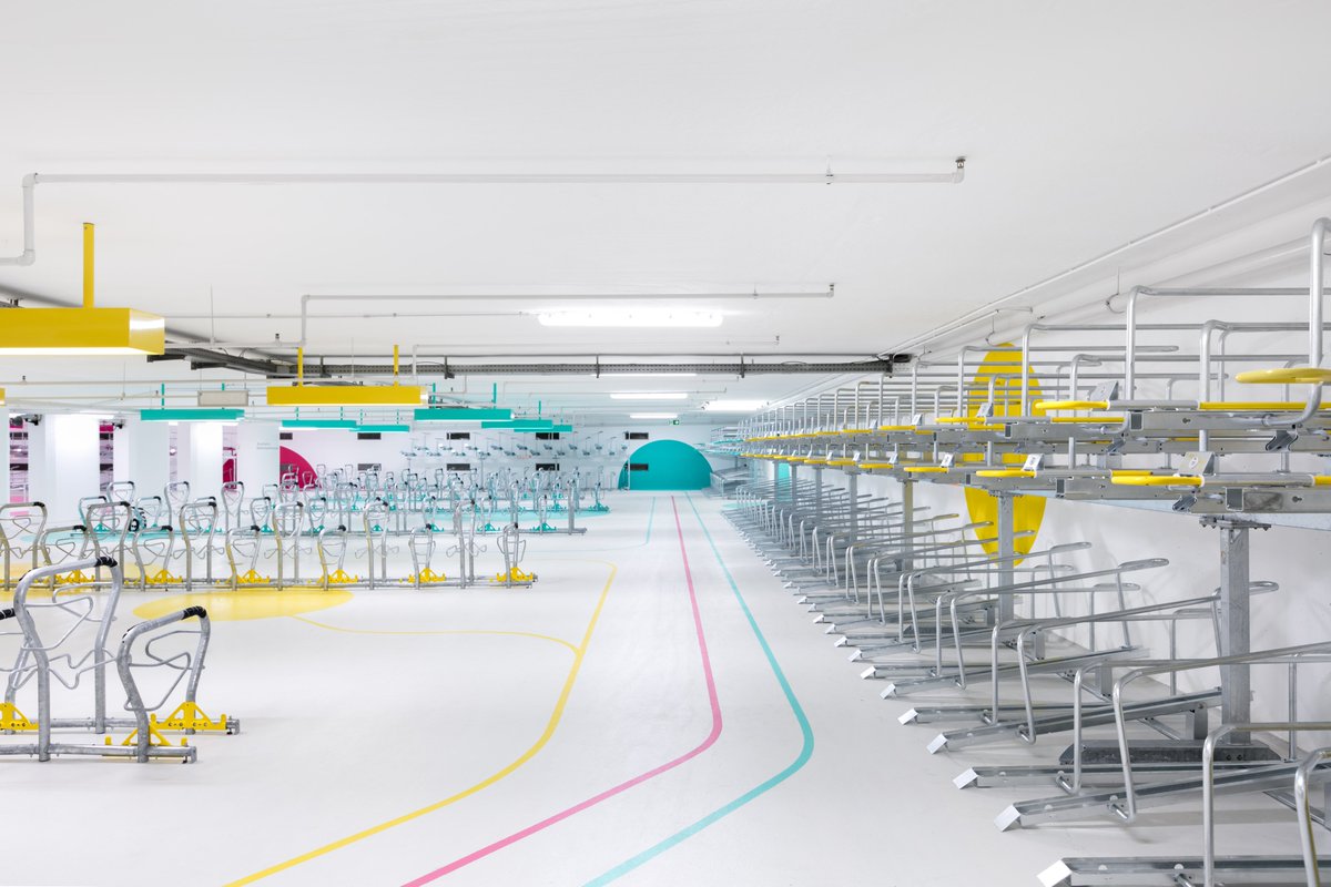 ciclosfera's tweet image. Lo que era un oscuro e impersonal aparcamiento para coches es, desde hace cinco años, una atractiva y modélica instalación capaz de albergar 680 bicicletas. 

Te contamos la historia de la Fahrradstation Süd de Karlsruhe en un HILO.

📸Nikolay Kazakov #MaravillasCiclistas