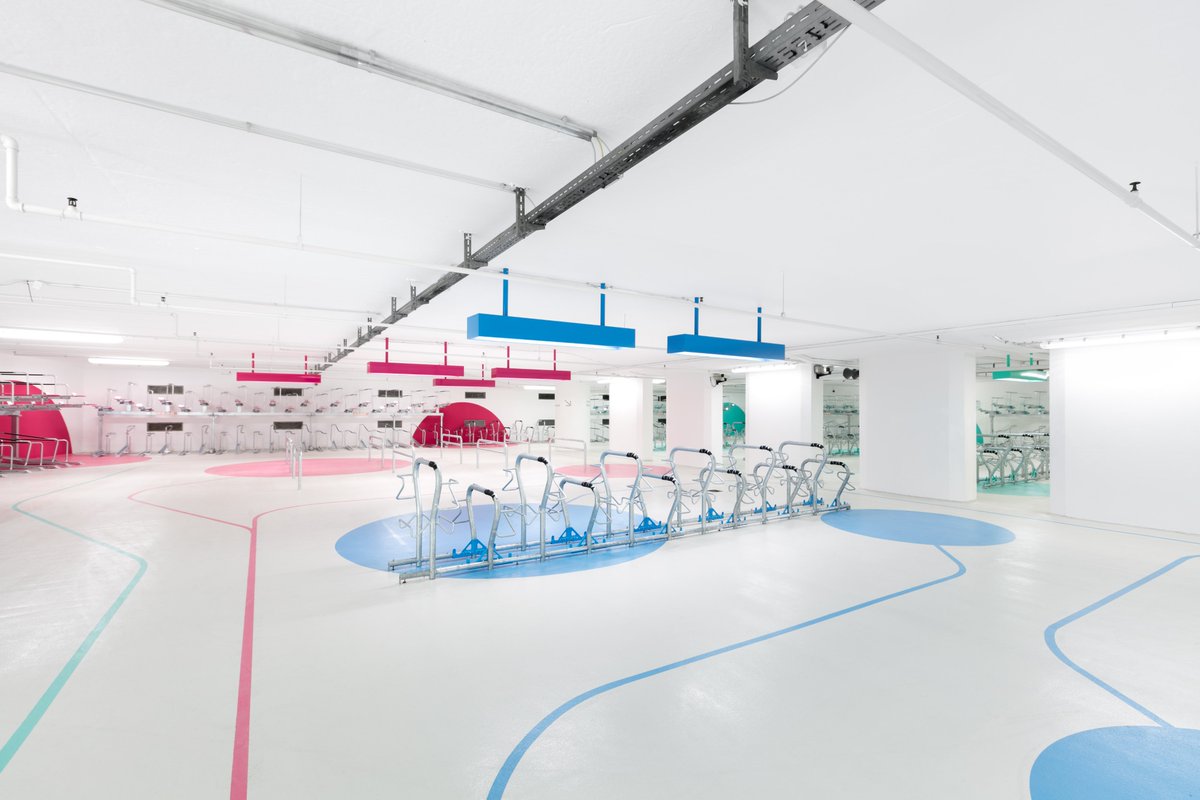 ciclosfera's tweet image. Lo que era un oscuro e impersonal aparcamiento para coches es, desde hace cinco años, una atractiva y modélica instalación capaz de albergar 680 bicicletas. 

Te contamos la historia de la Fahrradstation Süd de Karlsruhe en un HILO.

📸Nikolay Kazakov #MaravillasCiclistas