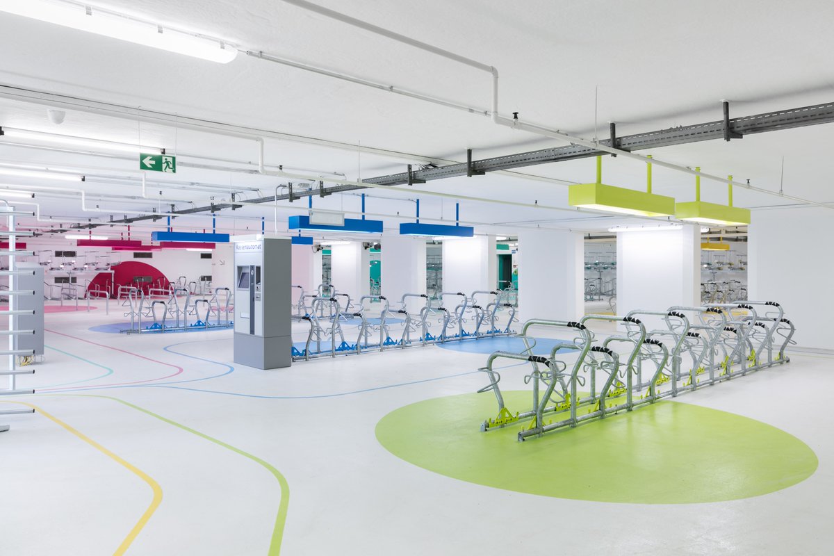 ciclosfera's tweet image. Lo que era un oscuro e impersonal aparcamiento para coches es, desde hace cinco años, una atractiva y modélica instalación capaz de albergar 680 bicicletas. 

Te contamos la historia de la Fahrradstation Süd de Karlsruhe en un HILO.

📸Nikolay Kazakov #MaravillasCiclistas