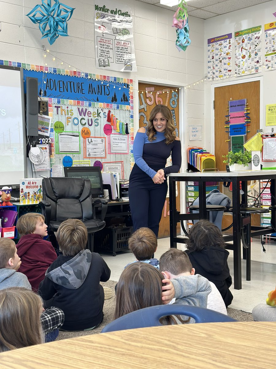 lbliven's tweet image. So grateful for our friend @ChristinaErne to come spend time with our #ashawayschool third graders and discuss weather and climate!! ⛈️❄️🌪️⚡️☀️#fossscience @gemsnet10 #futureforecasters #stem #stemschool @jscanapieco #chariho