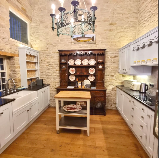 All the best gatherings end up in the kitchen. The one at Gardener's Cottage is the perfect spot for cooking and eating, chin-wagging and chit-chatting. loom.ly/ZhujMQ4 #ExpectExtraordinary #PeakDistrict