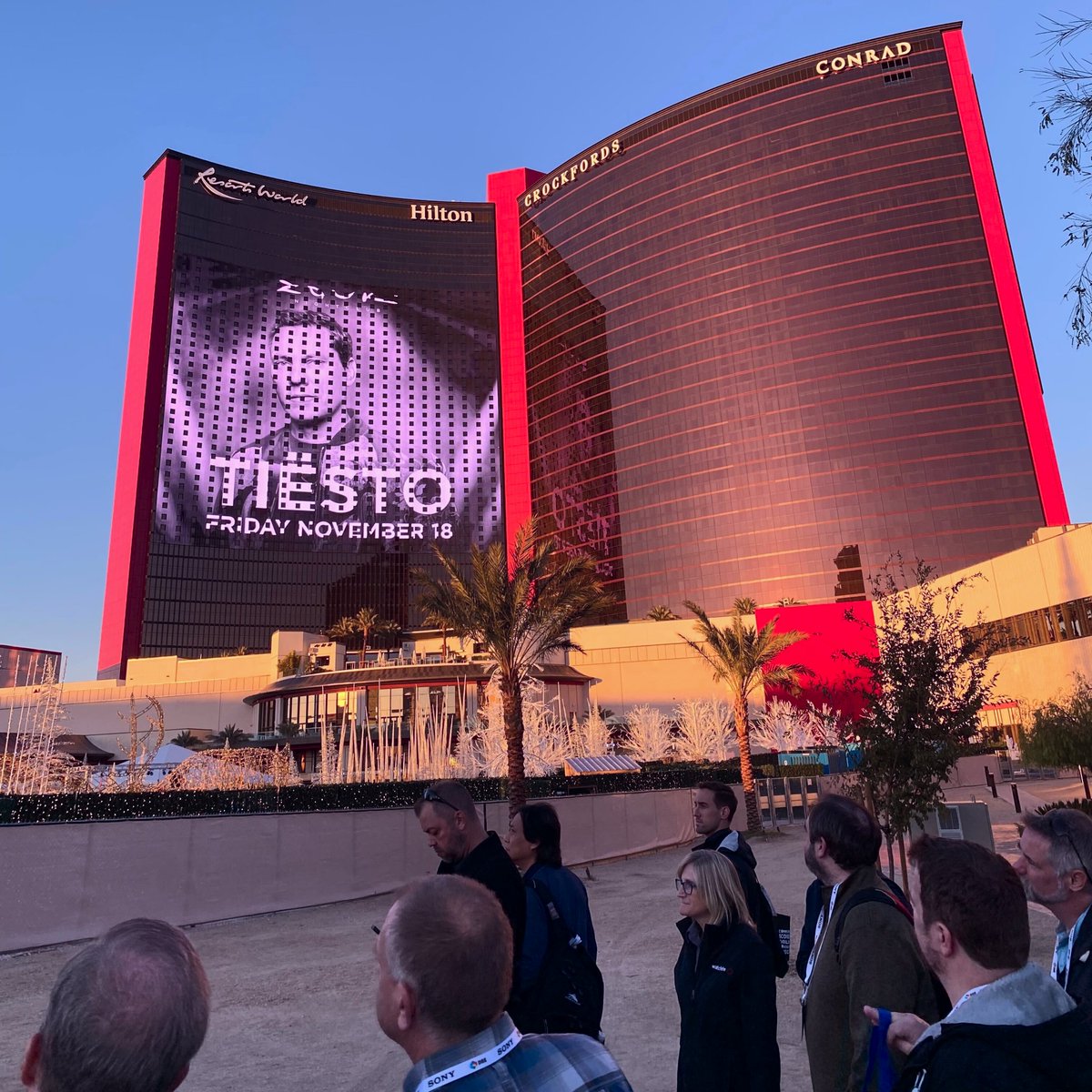 hypercellai's tweet image. We got to kick off #DSE2022 early with an incredible field tour of the Las Vegas advertising installations! ✨ 

It goes without saying that Sin City most definitely has some aces up its sleeves, but they’re certainly not all hidden away! 🂡 @DSEShow